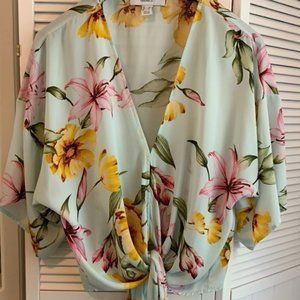 NWOT Womens beautiful tie front blouse